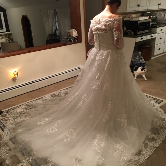 Lace wedding dress - Picture 3 of 7